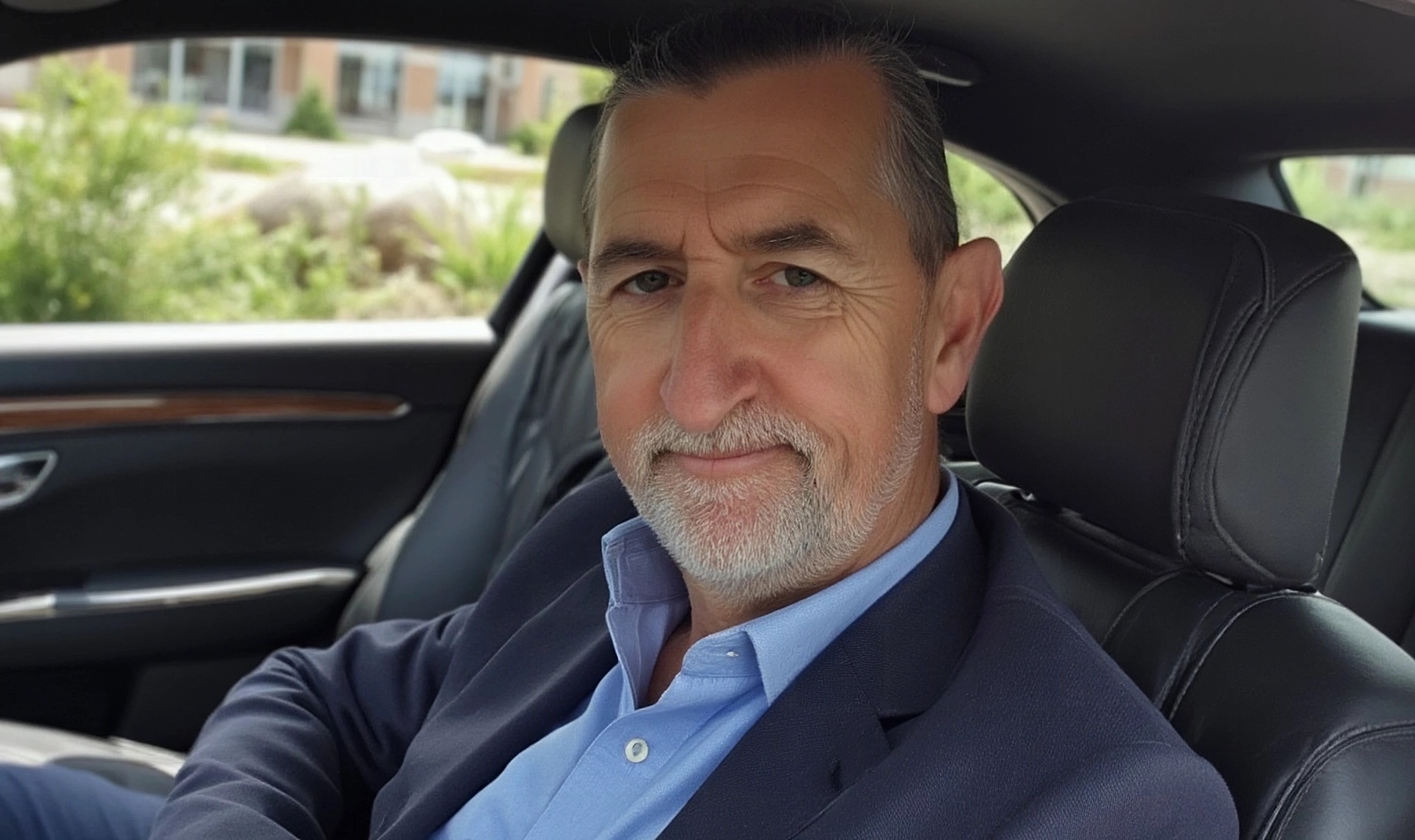 Frank Alm an seinem Schreibtisch